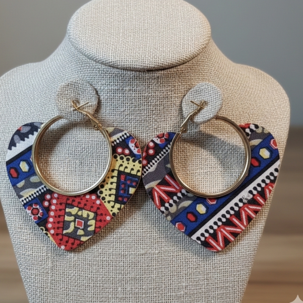Ultra-lightweight wooden hoop earrings with a heart and African print. 6cm - Picture 6 of 7